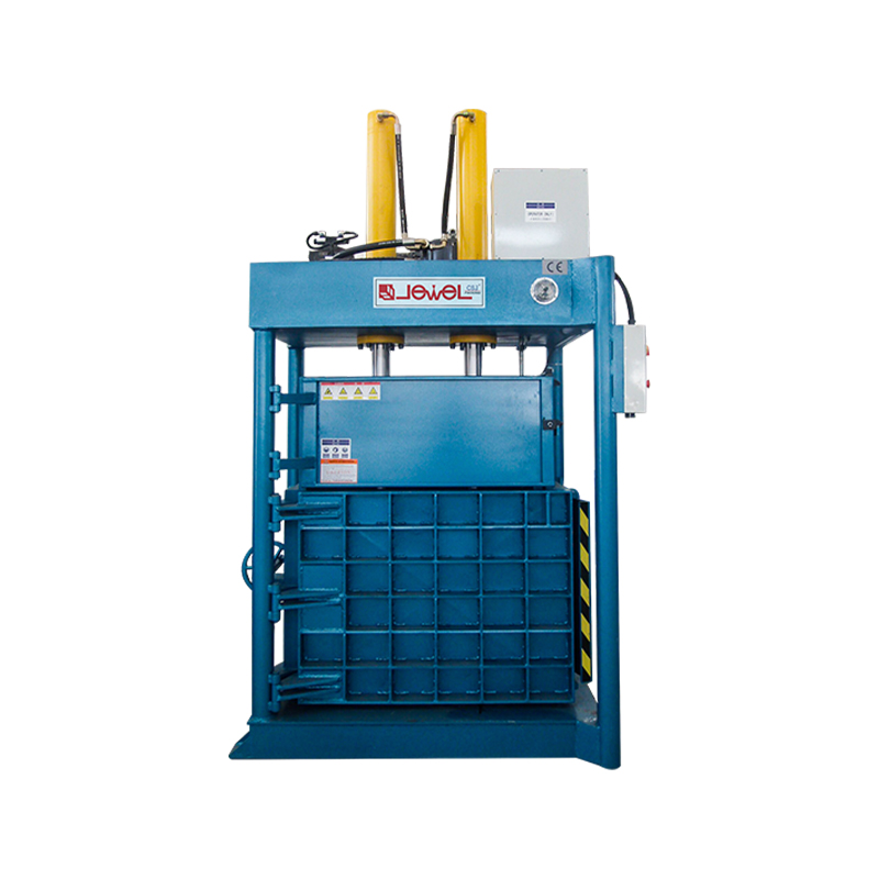 Большой вертикальный пресс-подборщик с четырьмя дверцами