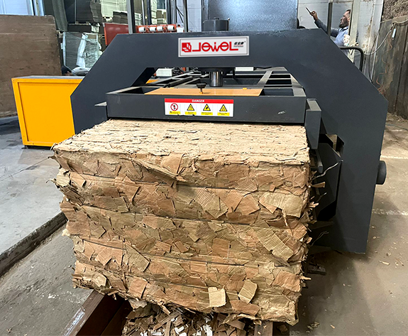 Полностью автоматическая система пакетирования отходов для российского картонного завода